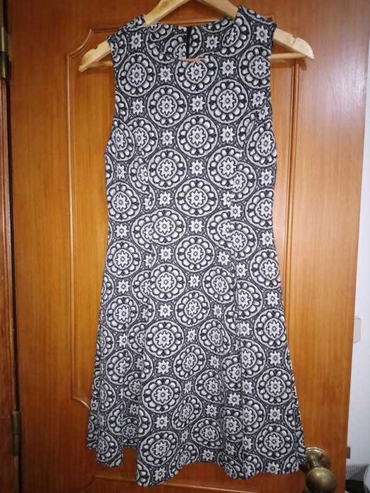 Vestido justo com saia godés estampado