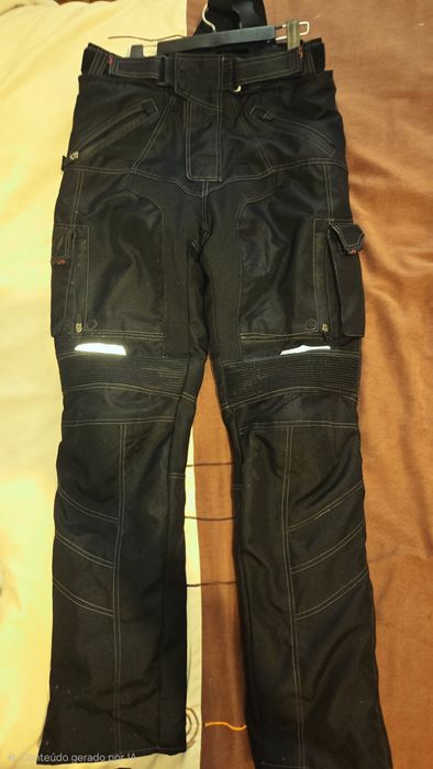 Conjunto capacete casaco calças e luvas