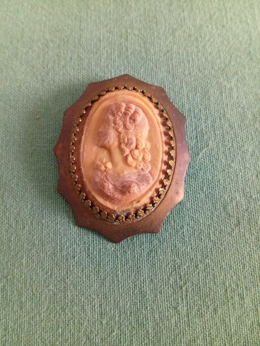 Pregadeira vintage, tipo camafeu