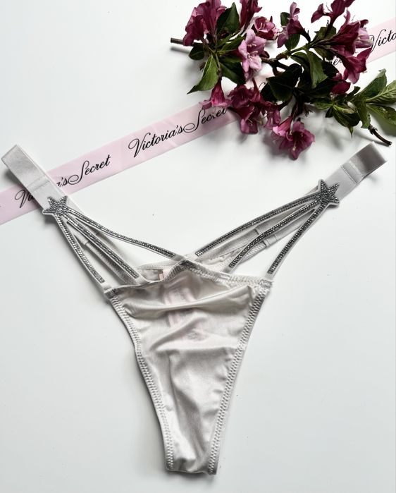 Białe stringi z kryształkami w gwiazdy z gwiazdami Victoria’s Secret