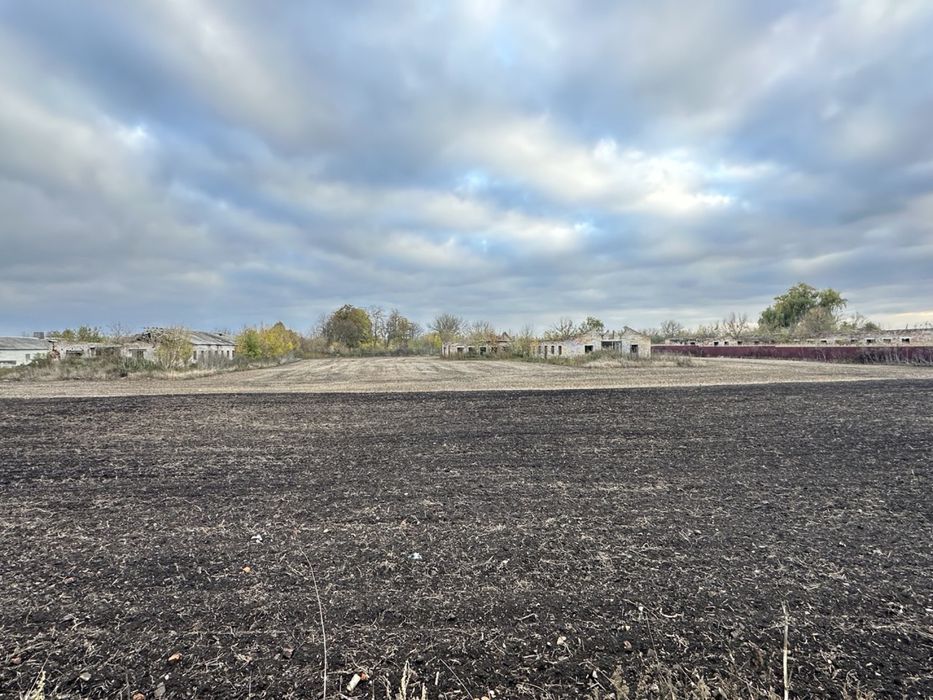 Продам ферму (корівники) з ділянкою 25га