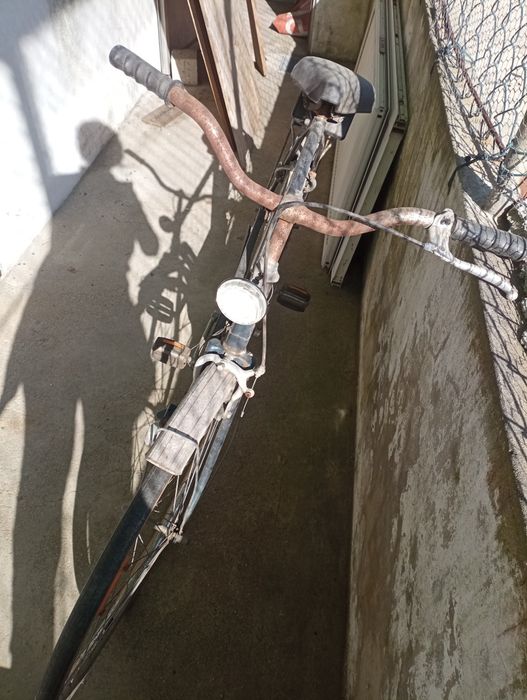 Pasteleira antiga para restaurar apenas a nível estético