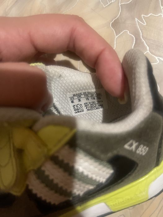 Оригінальні кросівки adidas