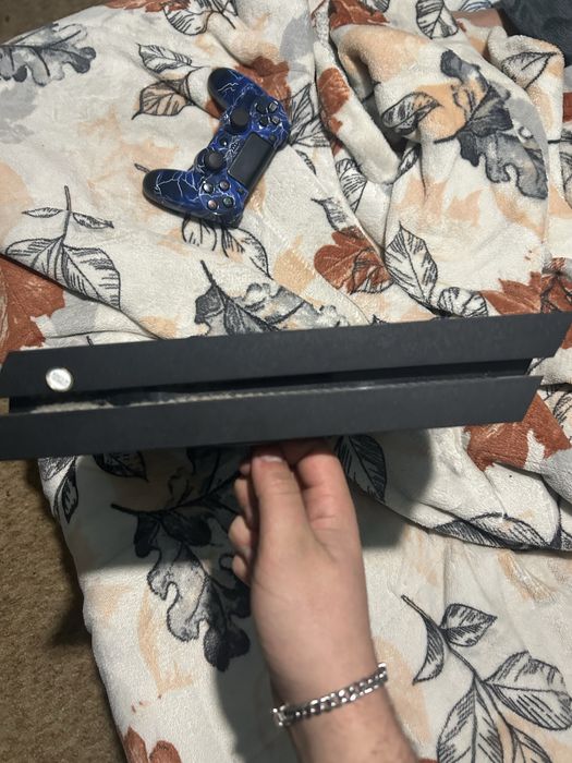 Vendo PS4 slim usada e com jogos