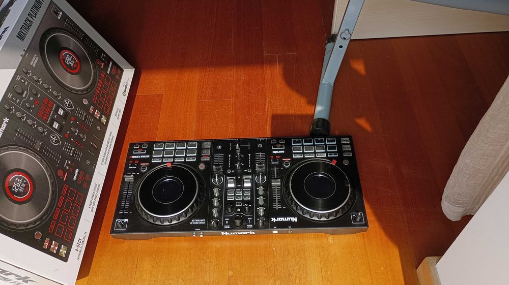 Controlador DJ Numark Mixtrack Platinum FX
