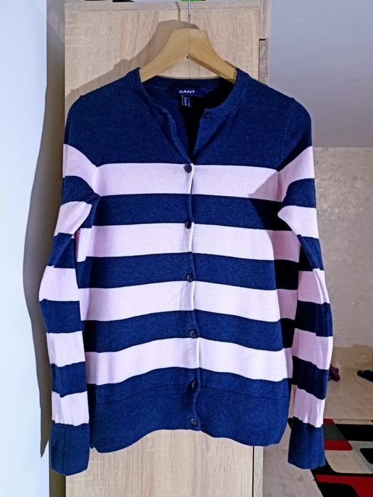Rozpinany sweter damski Gant. Rozmiar S.
Kardigan na guziki.
Stan bard
