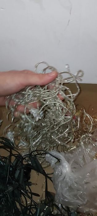 продам коробку с гирляндами( разными) есть обзор на youtube