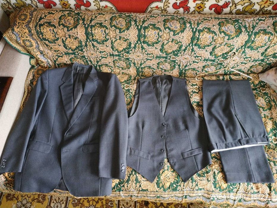 Костюм классический , тройка, мужской, на рост 175см +/-