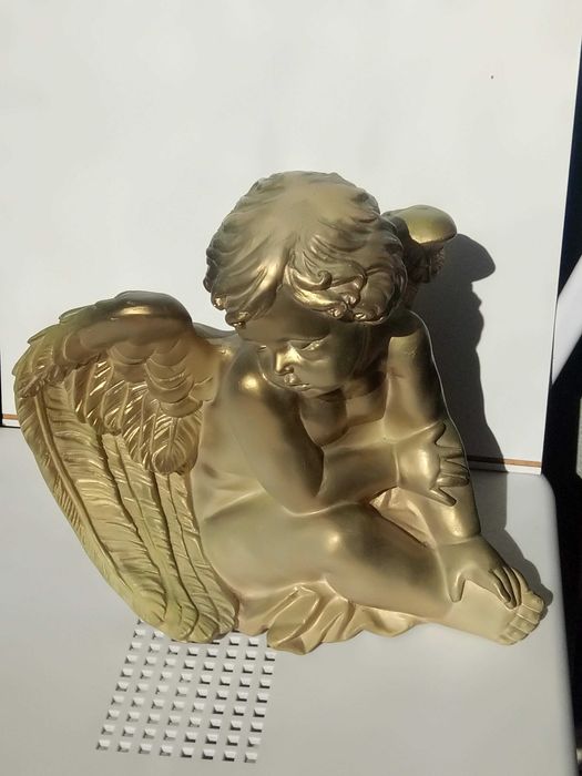 Anjo decorativo dourado de cerâmica
