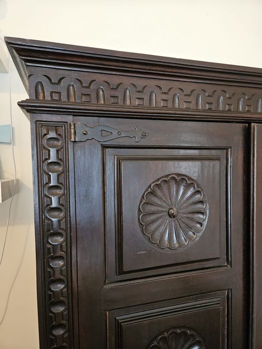 Armário antigo em madeira maciça