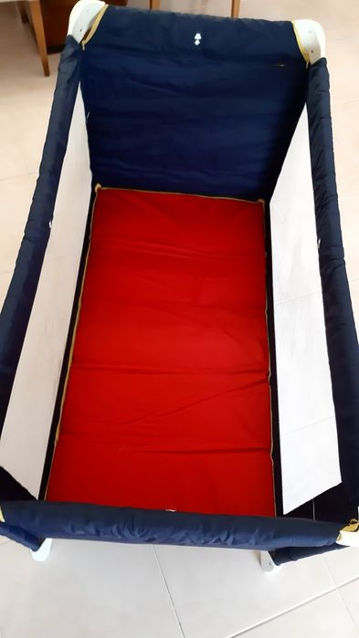 Cama de viagem de criança. Em muito bom estado.  Entrego zona de Lisboa