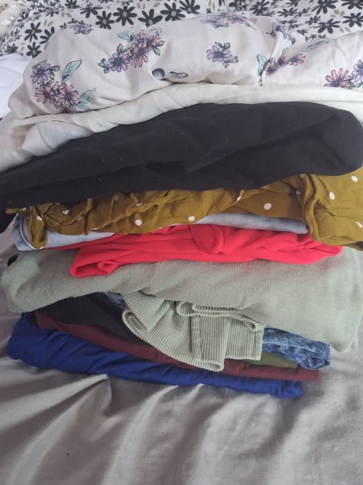 Ubrania damskie rozmiar L/XL.