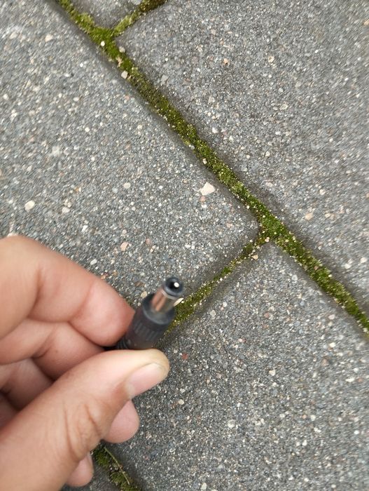 Cztery monitory stan nieznany