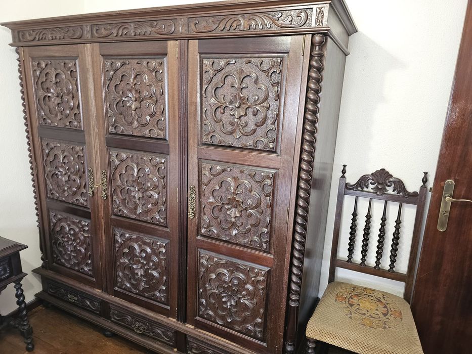 Roupeiro em nogueira excelente estado