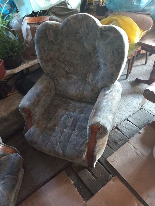 Dwa fotele plus dwie pufy