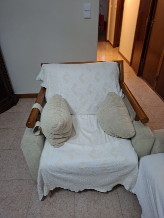 Conjunto de 3 sofás em bom estado, só em dinheiro