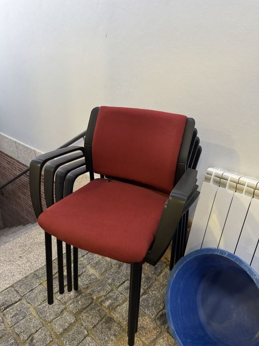Cinco cadeiras vermelhas