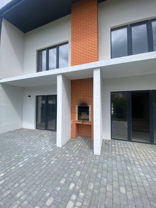 Цікавий, проект будинку на декілька входів для життя або бізнесу.