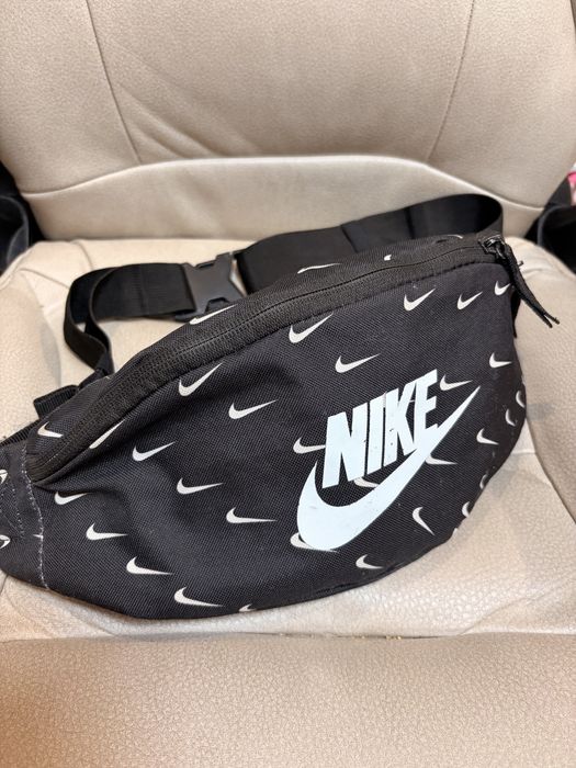 Поясная сумка-бананка Nike