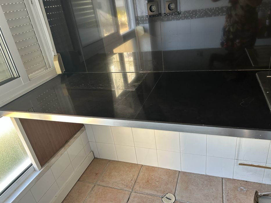 Moveis de cozinha, portas e bancada de pedra preta