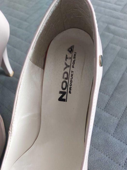 Buty na obcasie beżowe, rozm. 38