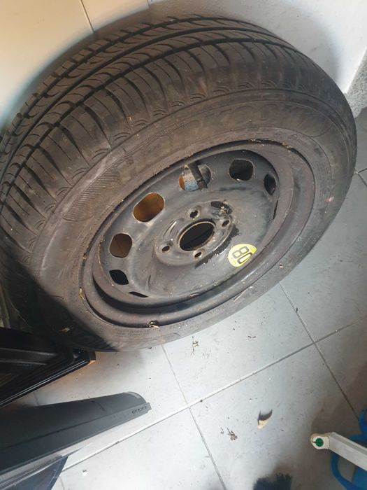 Pneu automóvel como novo.