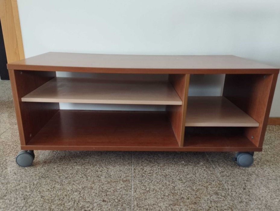 Móvel de TV com rodas