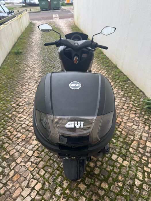 Yamaha Nmax 125 de garagem, inclui Casaco, capacete, top case e luvas.