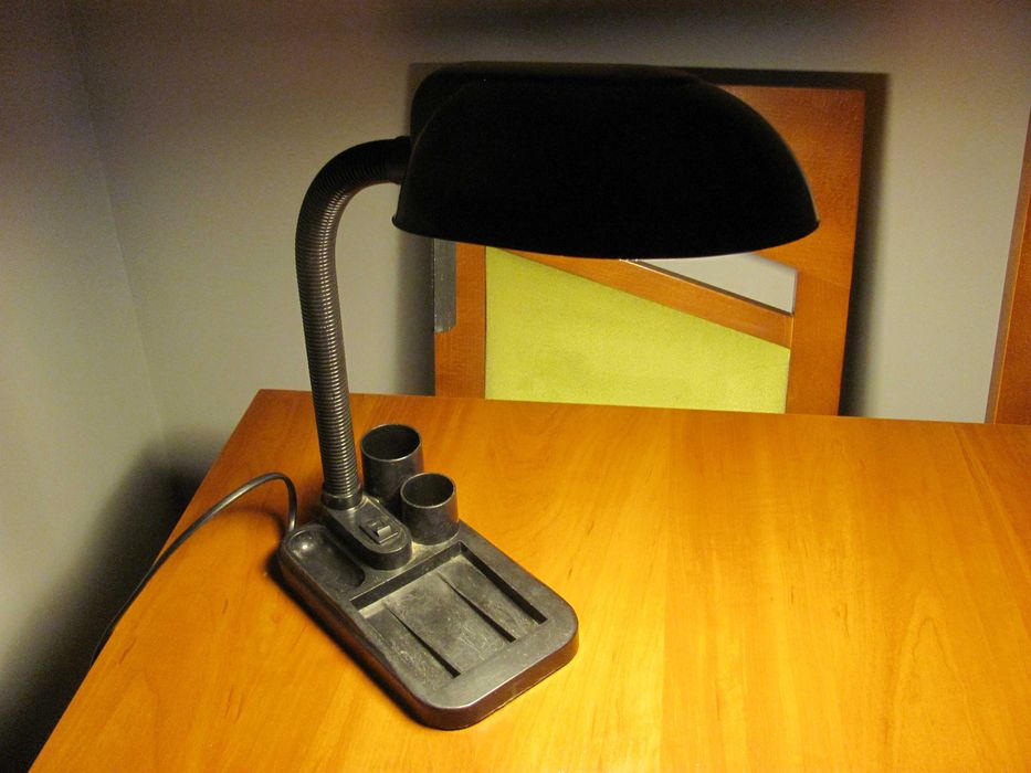 Lampka biurkowa z przybornikiem