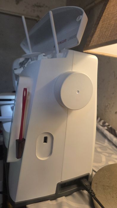 Máquina de Bordar Singer EM9305 (Como Nova) + Extras