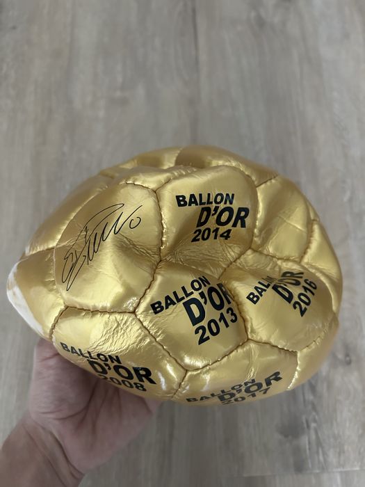 Bola dourada autografada CR7 Cristiano Ronaldo