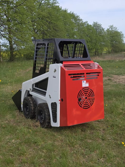 Mini ładowarka kołowa / Mini Skid Steer Loader – 700 kg udźwigu