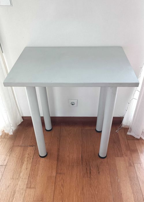 Pequena mesa de apoio cinzenta
