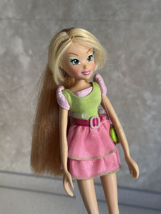 Лялька Winx, Флора вінкс. В подарунок підставка для ляльки