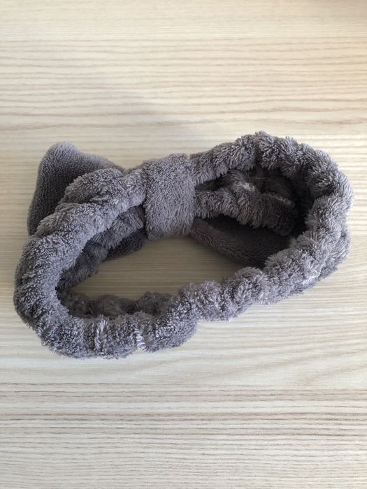 Szara ciemna pluszowa opaska kosmetyczna miekka