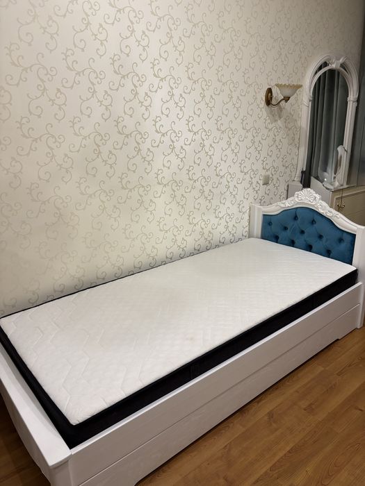 ліжко з матрацом