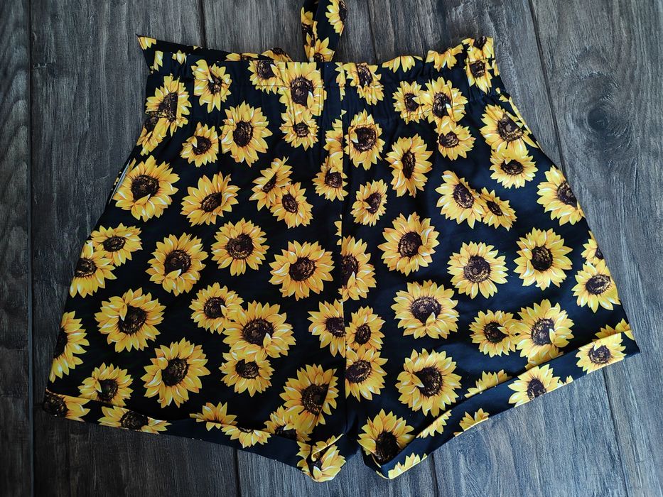 Krótkie spodenki w słoneczniki