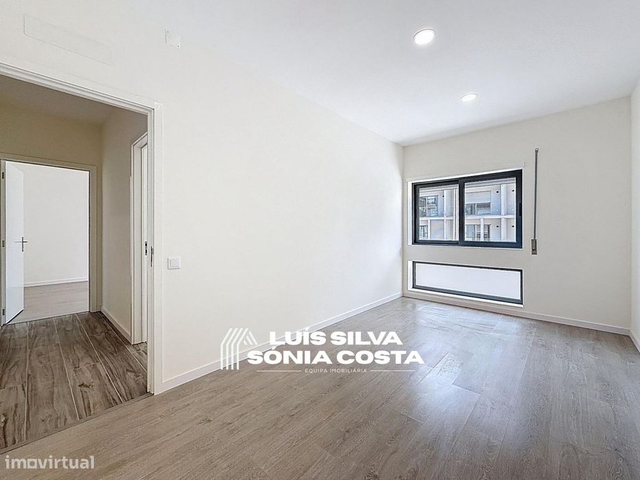 Apartamento T4 Totalmente Remodelado com 2 Varandas e Elevador –...