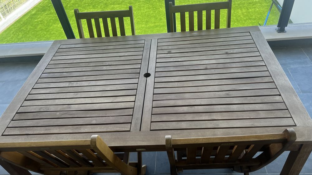 Conjunto de mesa retangular e 4 cadeiras em madeira acácia