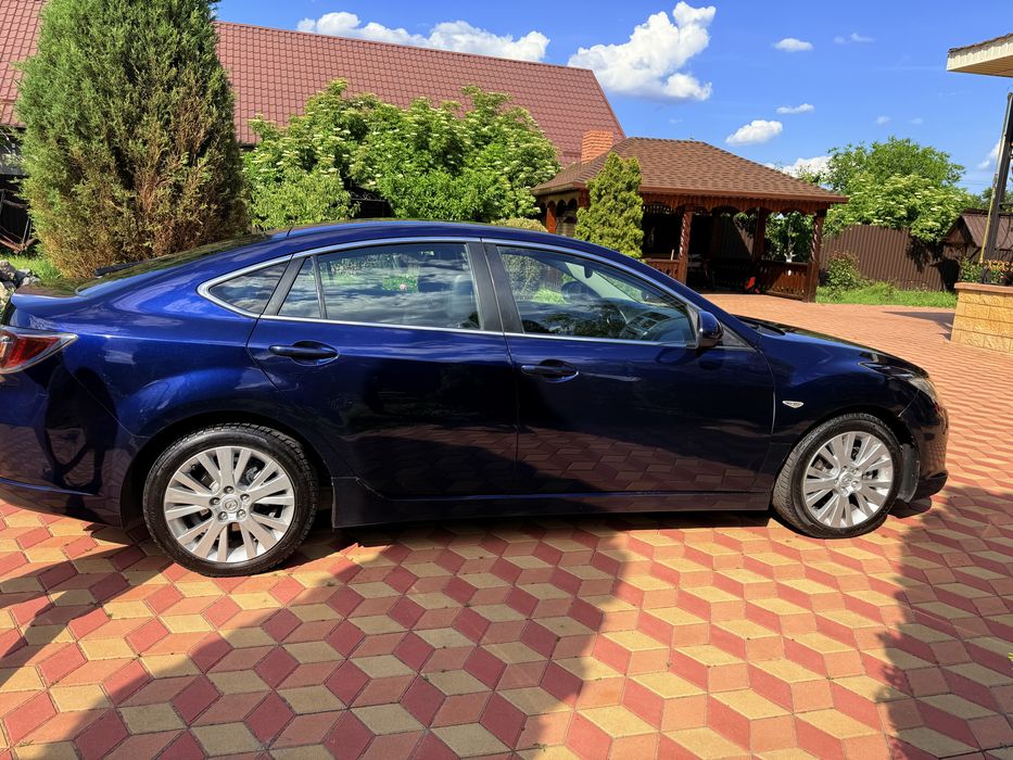Продам свой  автомобиль MAZDA 6