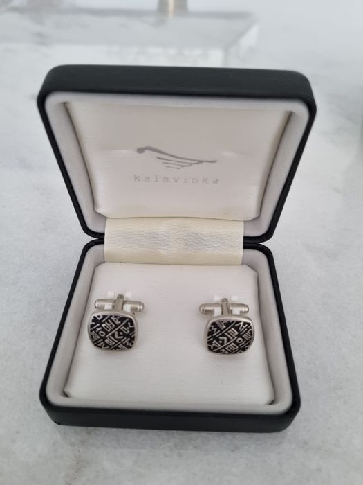 Botões de Punho Kalavinka completamente novos