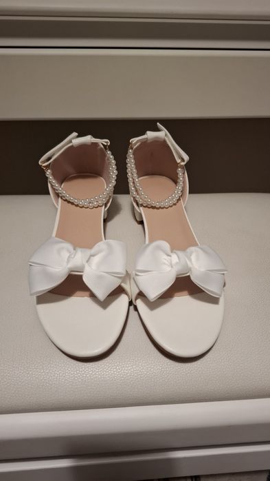 Piękne sandałki na obcasie