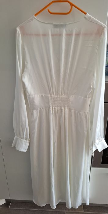 Святкова біла сукня та туфлі