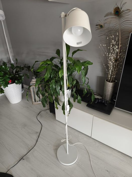 Biała lampa z regulacją wysokości
