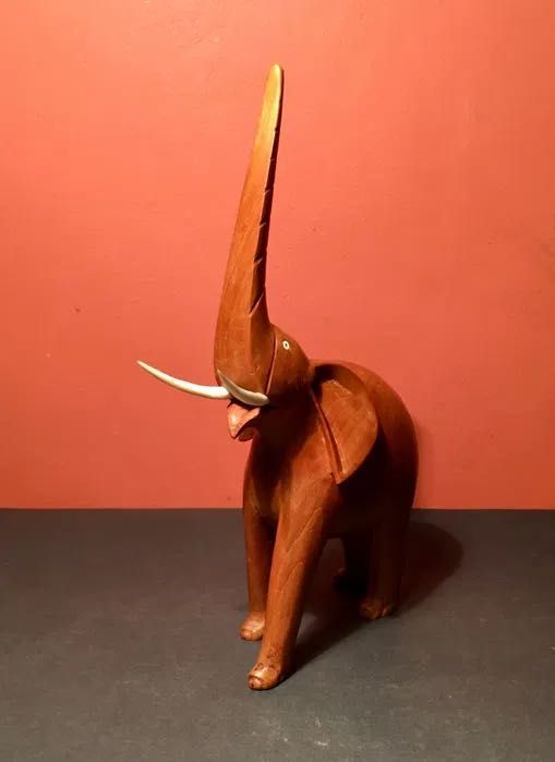 ELEFANTE em MADEIRA - meados do séc. XX - 23,5x14,5x6,5 cm/s