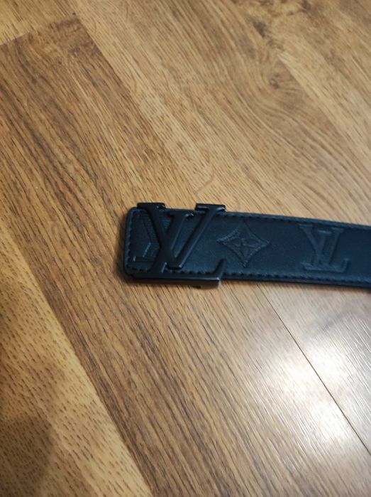 Czarny skórzany pasek lv