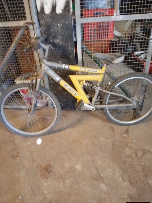 Vendo esta bicicleta muita bonita bom estado