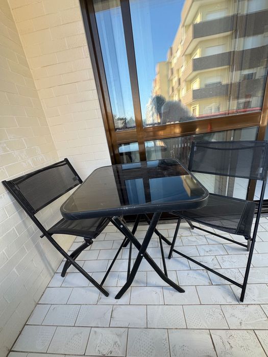 Conjunto mesa e cadeiras área externa jardim preto