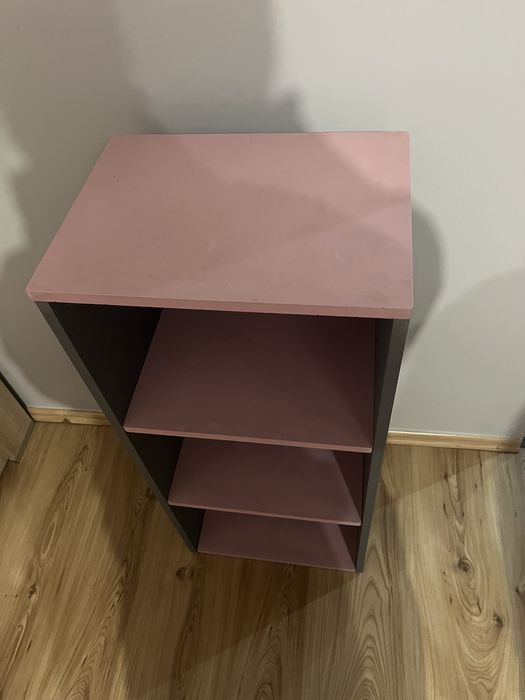 regał różowo-szary