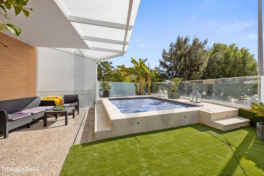 Moradia T3 Renovada a 300m da Praia da Califórnia com Piscina Privada